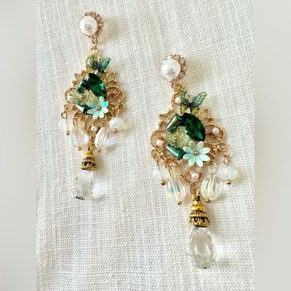 Green rhinestone chandelier earring with flowers & Butterfly - Picture 4 of 6